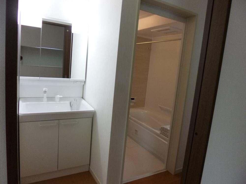 Wash basin, toilet. (November 2013) Shooting