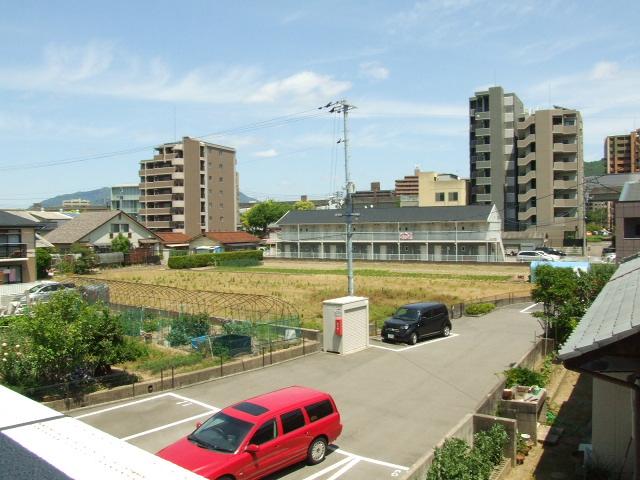 View photos from the dwelling unit. It is spreading gentle landscape from the veranda.
