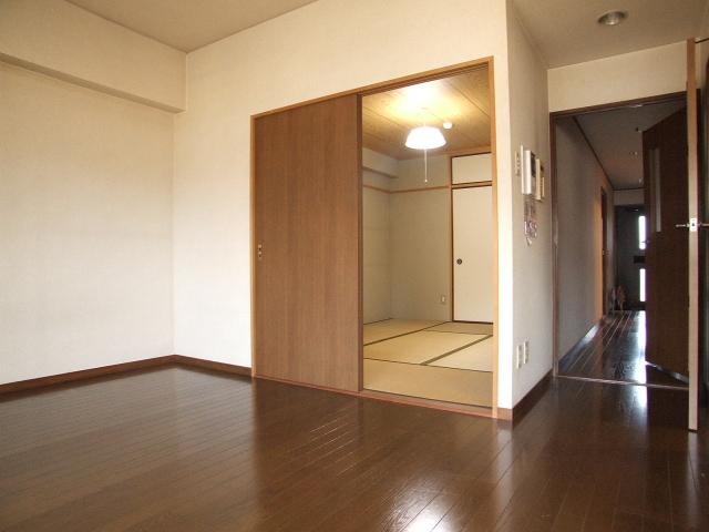 Living. Living to continue Japanese-style room.