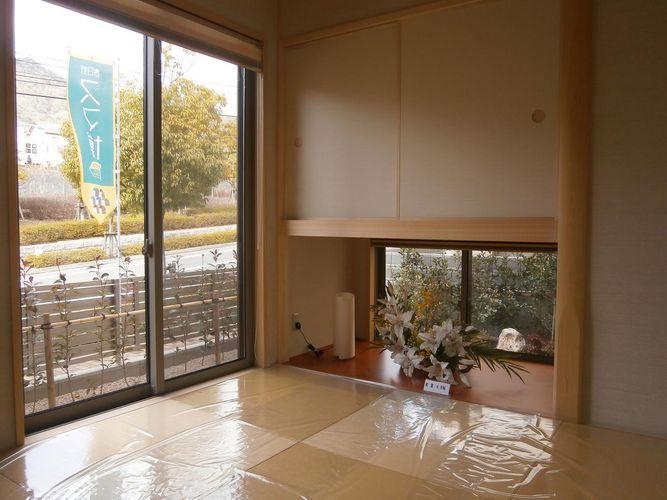 Non-living room. It is slow peace of the Japanese-style room with a view of Tsuboniwa from tectonic window. 