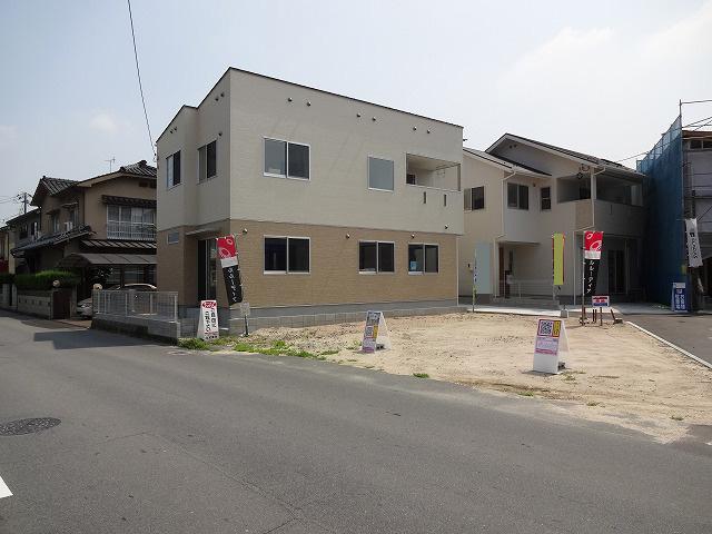 Local appearance photo. Outer wall is a strong coating to ultraviolet light, Beautiful color ・ Protect the luster. Color fade-out ・ Also a strong sunburn! ! Aeon Mall is convenient to shopping Gion store immediately in the vicinity