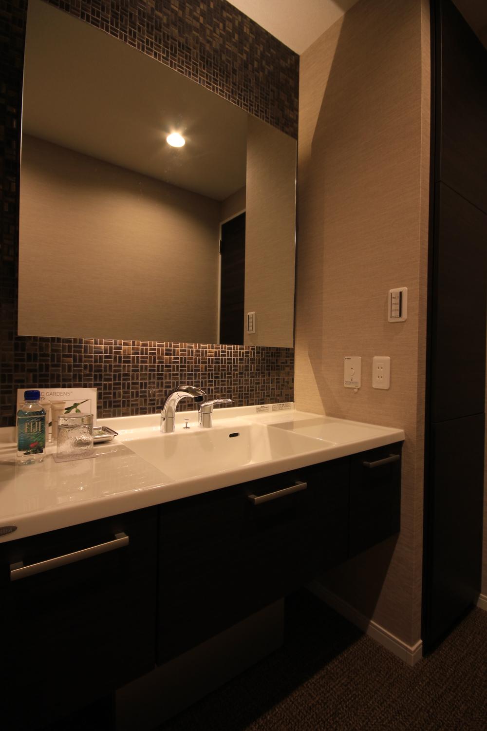 Wash basin, toilet. Yamaha of sanitary using mosaic tile. Produce a hotel-like living a beautiful modern atmosphere