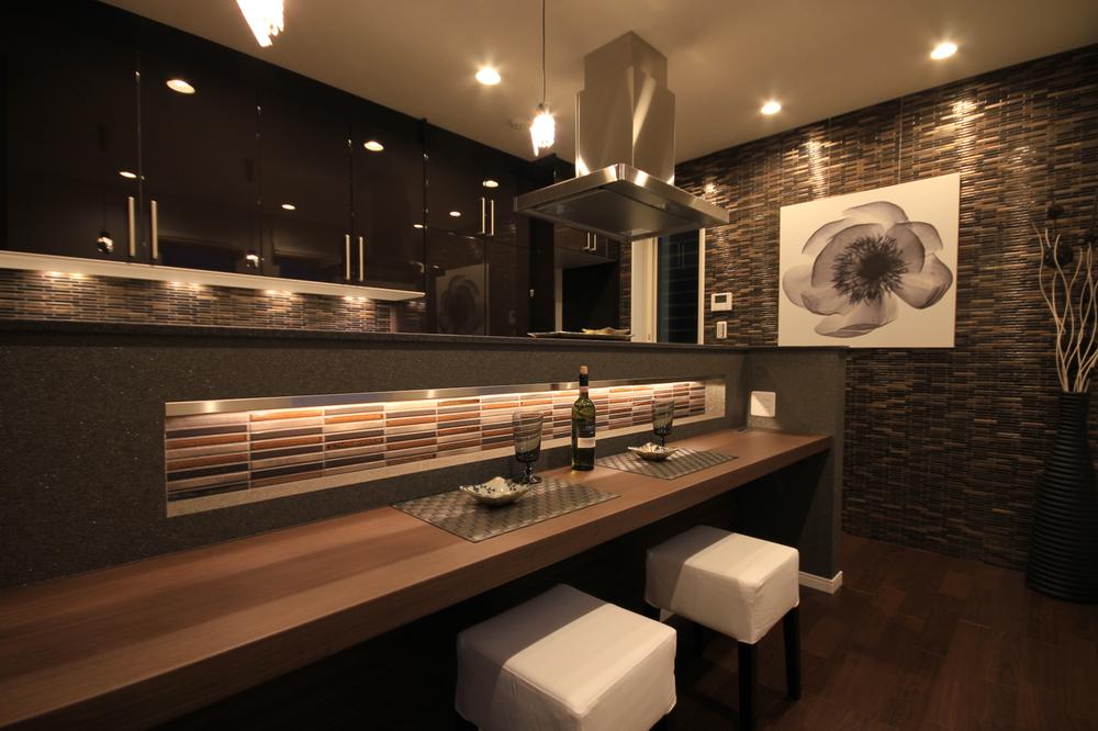 Living. Installing the counter before the kitchen. It can be used freely in accordance with the lifestyle such as diet space and PC space