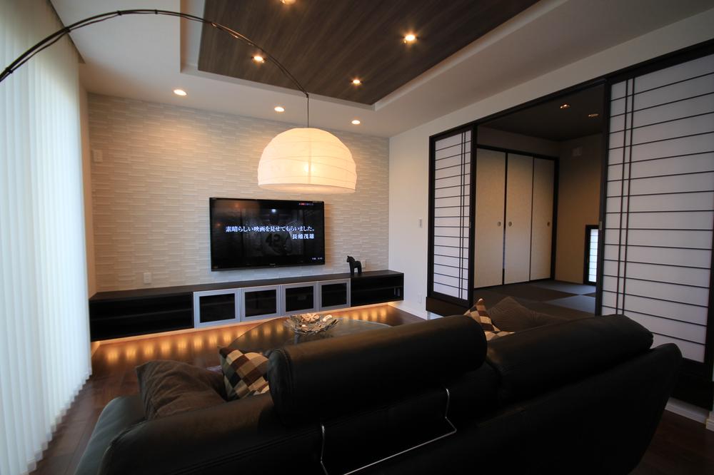 Living. Place a small rise of the Japanese-style room next to the living. Free space has been designed to relax in your favorite place is one person one person family