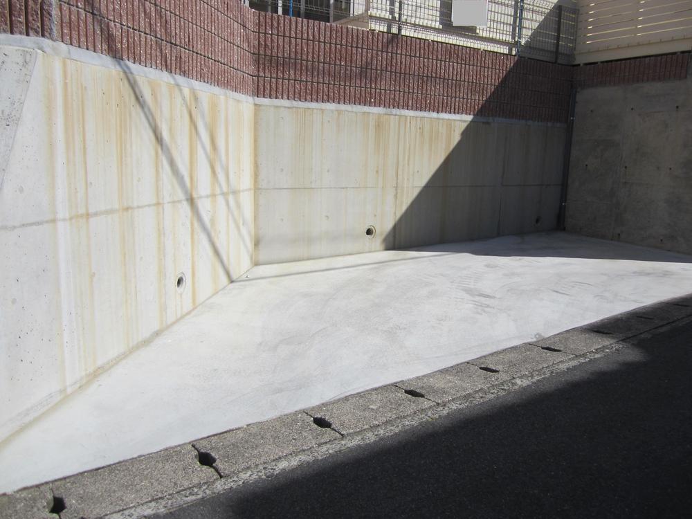 Parking lot. Local (10 May 2013) Shooting