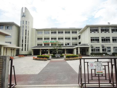 Junior high school. Shiroyama to North Junior High School 895m
