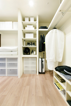 Walk-through closet that can be used from two directions of the Western side and the corridor side