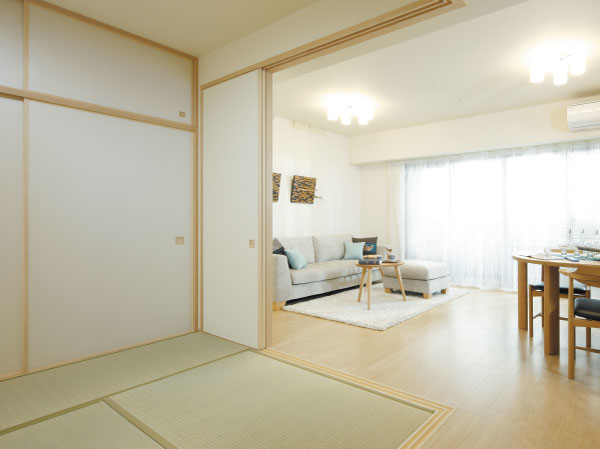 Interior.  [Japanese-style room] In addition to all the room we were in Western-style plan, Also prepared plan of arranging the Japanese-style room in the living room More. By opening and closing the sliding door, You can enjoy a high degree of freedom flexible living. (Model Room G type ・ Natural Grace, Shooting fee including option (application deadline Yes). Photo was added to the CG processing, In fact a slightly different)