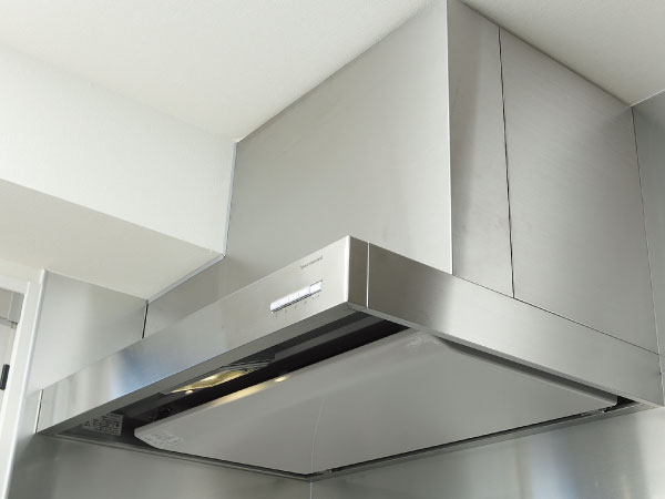 Kitchen.  [Rectification Backed range hood] Range hood which adopted the stubborn oil stains also wipe easy enamel rectifying plate. (Model Room J-type ・ Menu plan 6 (free of charge ・ Application deadline Yes) ・ Shoot Rustic Modern)