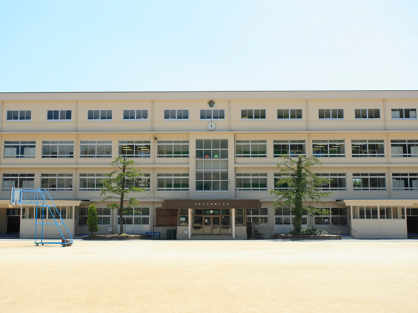 Surrounding environment. Hiroshima City Museum of Gion junior high school (a 15-minute walk / About 1150m)