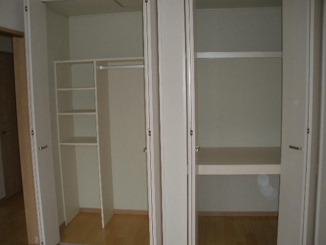 Receipt. Closet inside is useful to have been organized by the system storage.