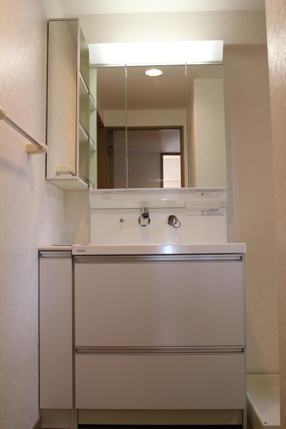 Wash basin, toilet. Wash basin