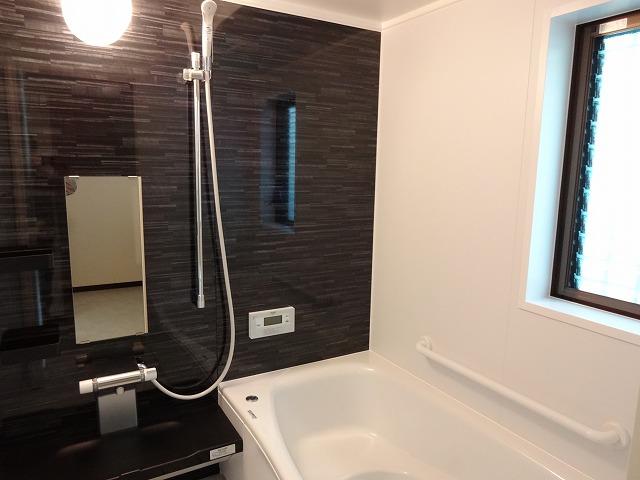 Same specifications photo (bathroom). Leroux is a construction case Deer Series