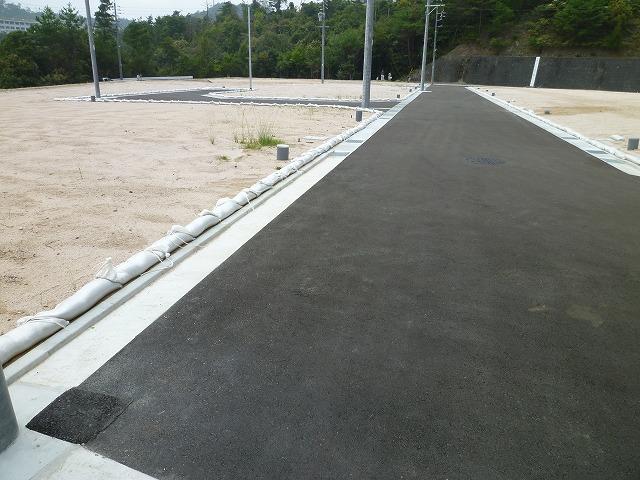 Local photos, including front road. Front road is also wide