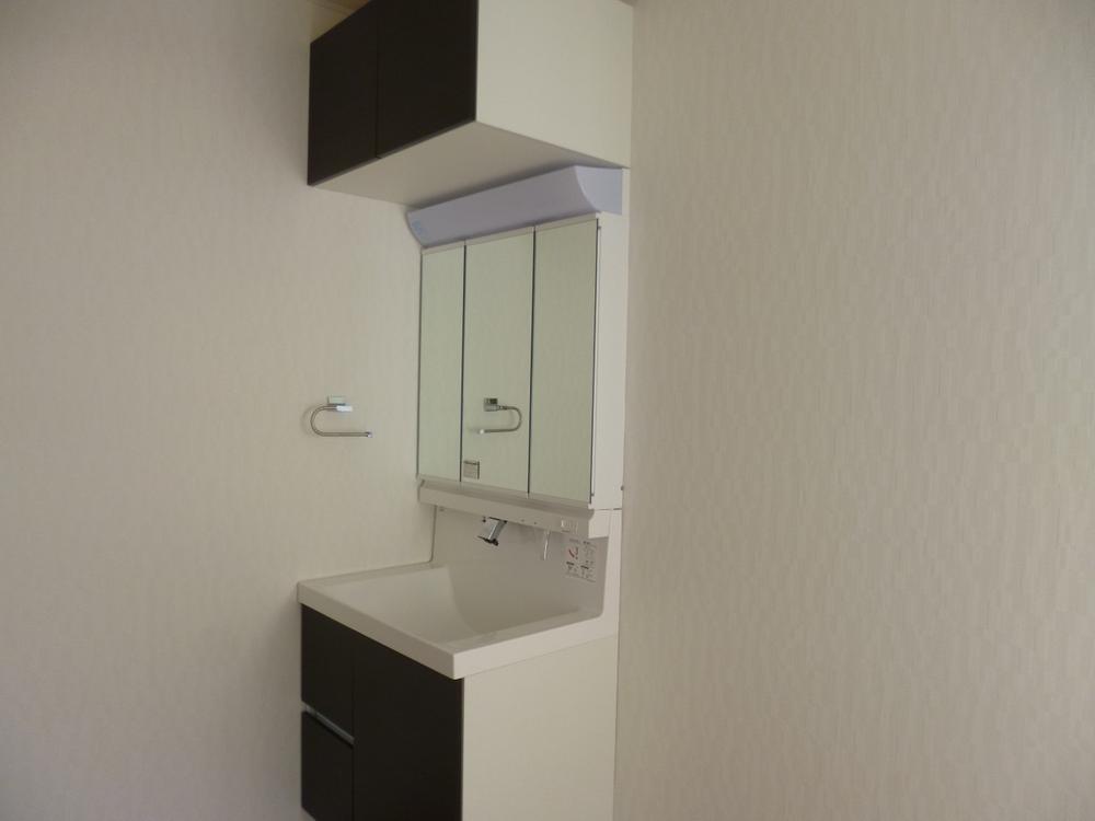 Wash basin, toilet. (August 2013) Shooting