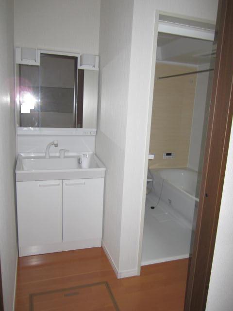 Wash basin, toilet. Room (August 2013) Shooting