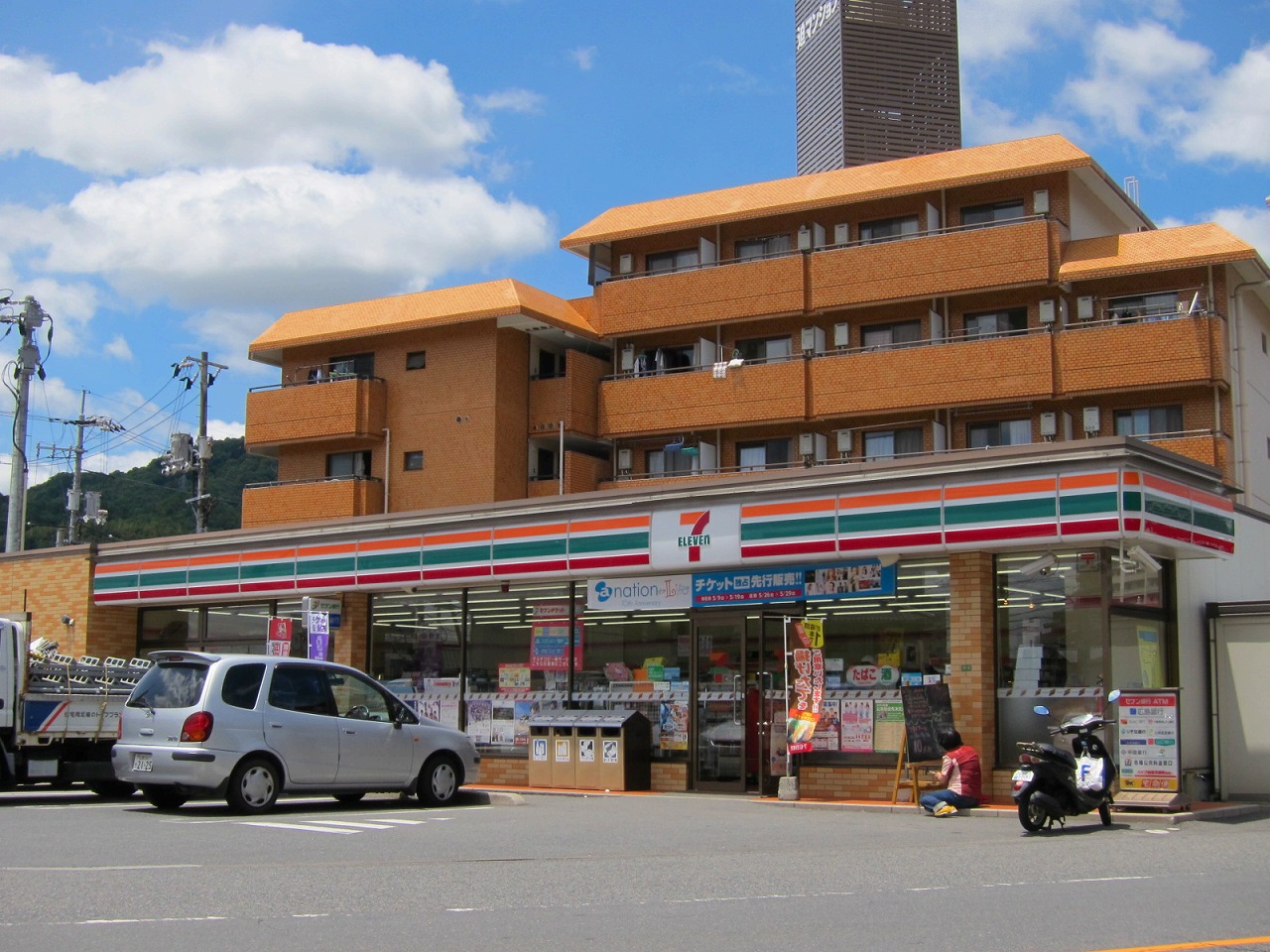 Convenience store. Seven-Eleven Hiroshima Nakasu store up (convenience store) 200m