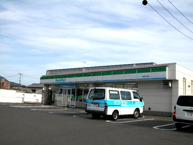 Convenience store. 700m to Family Mart (convenience store)