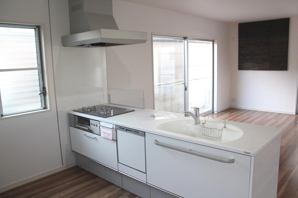 Kitchen. The dishes can be safe in the IH cooking system. Of course, it is with a dishwasher. 