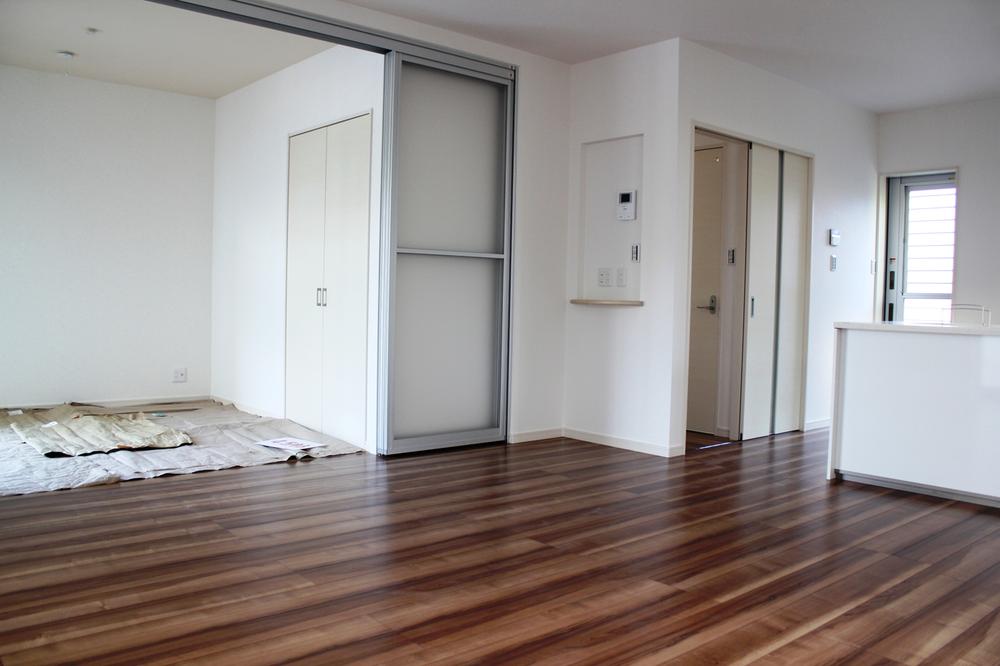 Living. Spacious is also at a table in the living room of the face-to-face. 