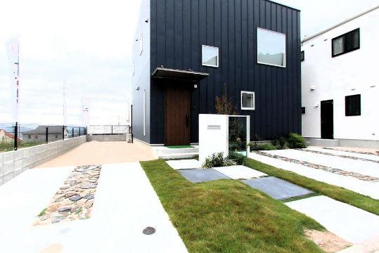 Local appearance photo. Conspicuously prominent appearance of the cool blue in Kasugano