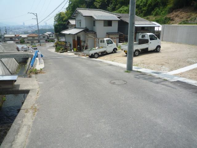 Local photos, including front road.   Front street: Higashiyaku 4.6m