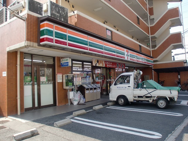 Convenience store. 250m to Seven-Eleven (convenience store)