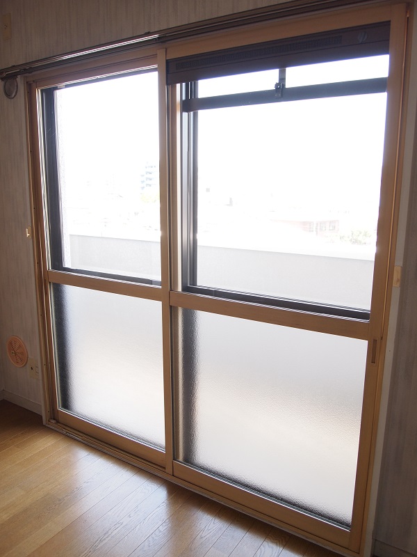 Other Equipment. Window double sash of the balcony side