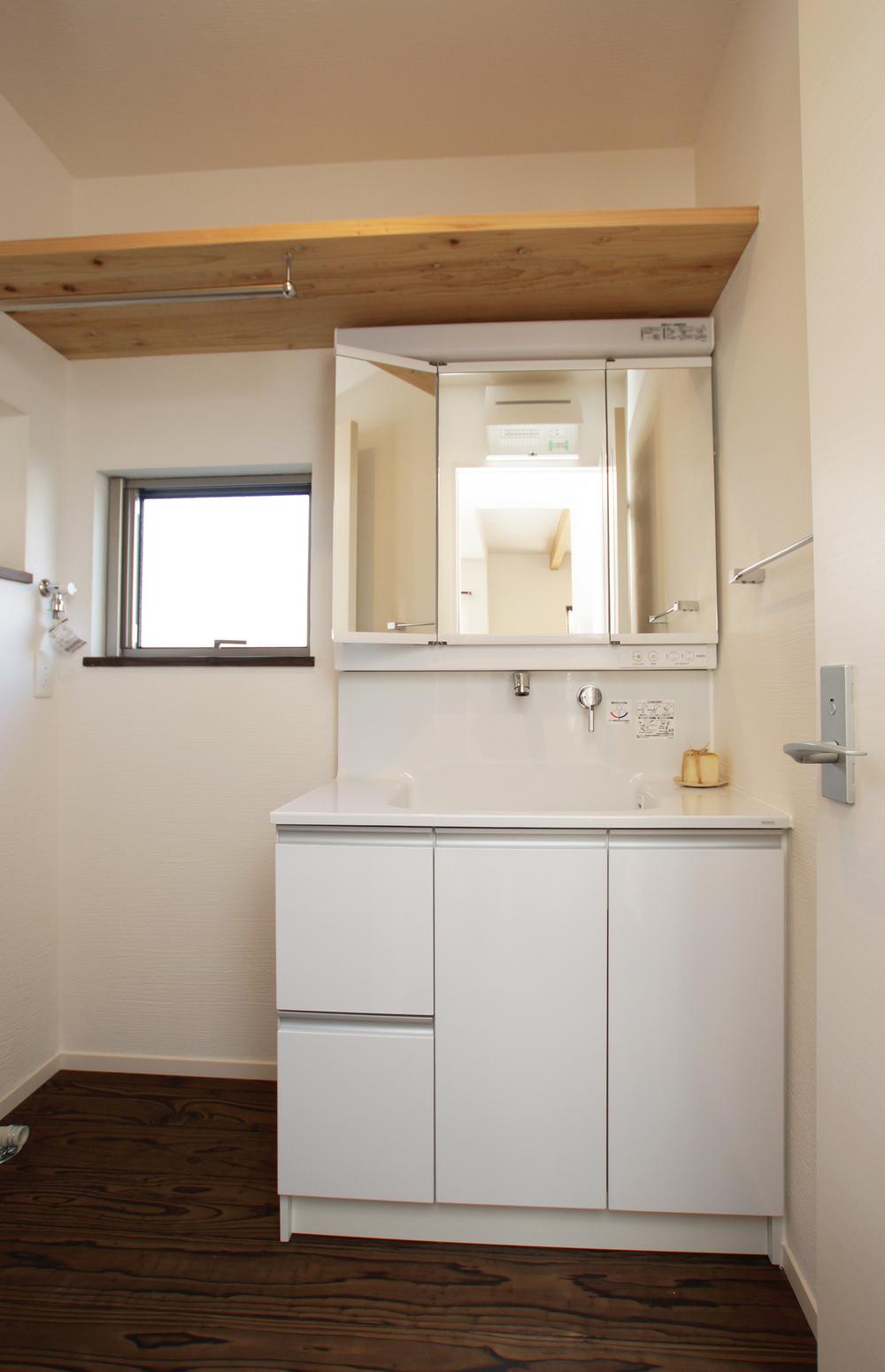 Wash basin, toilet. Indoor (12 May 2013) Shooting