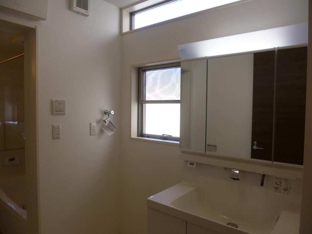 Wash basin, toilet. (September 2013) Shooting