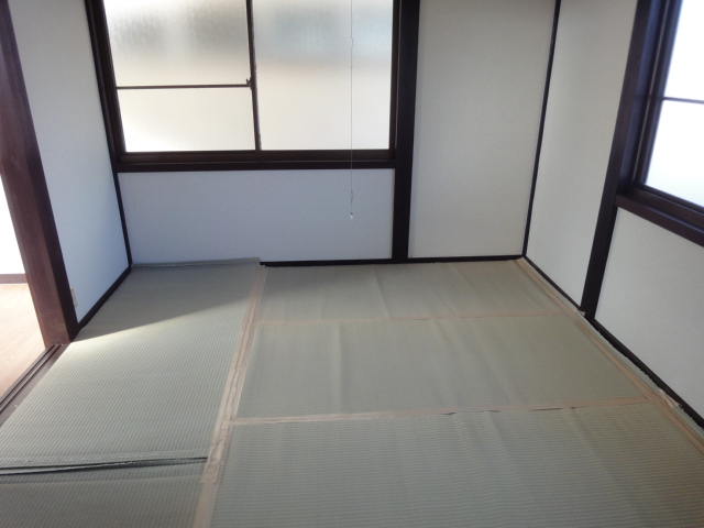 Living and room. It is curing on the tatami.
