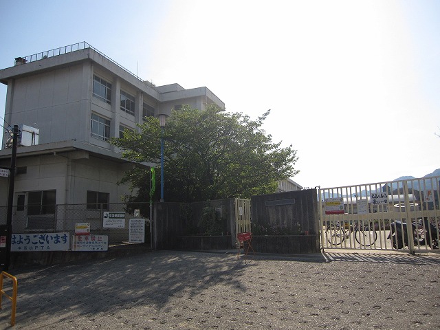 Primary school. 690m to Hiroshima Tatsunaka muscle elementary school (elementary school)