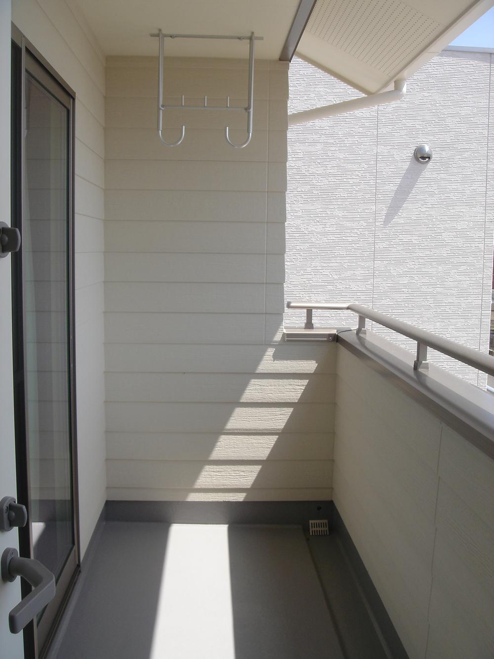 Balcony. You can enter and exit from the main bedroom and children's. Also Jose Ease wide because the futon next to on the south-facing. 