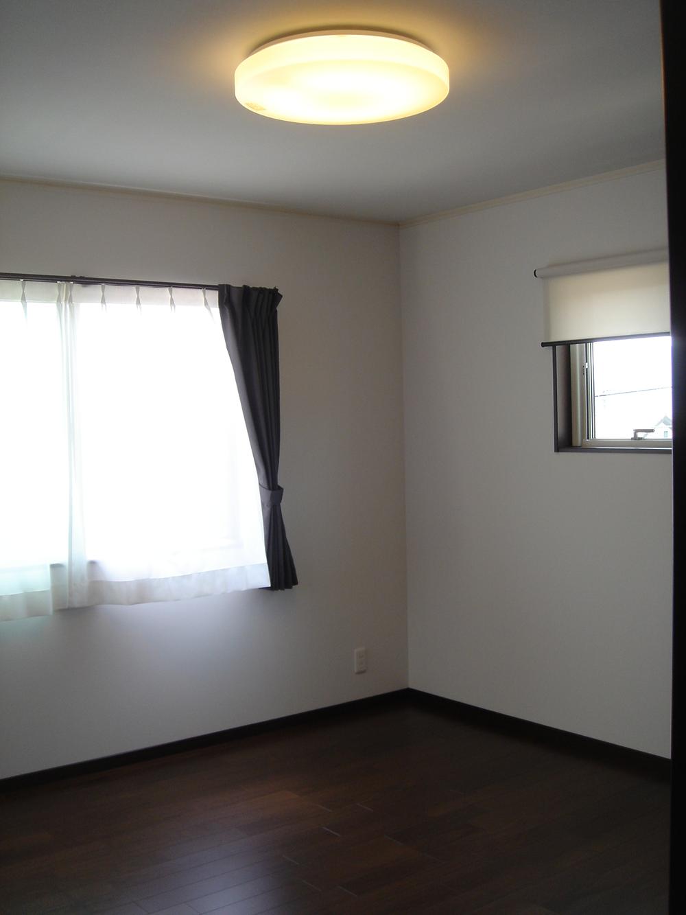 Two places also a window in the main bedroom is south-facing room. Ventilation is also comfortable from the balcony. 