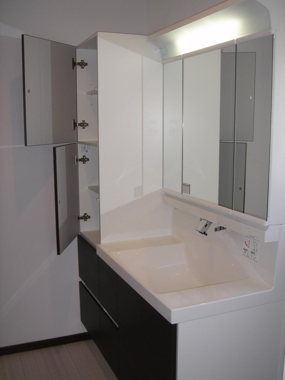 Wash basin, toilet. Further housed next to the wash basin! You can towel and change of clothes is also housed. (22-3)