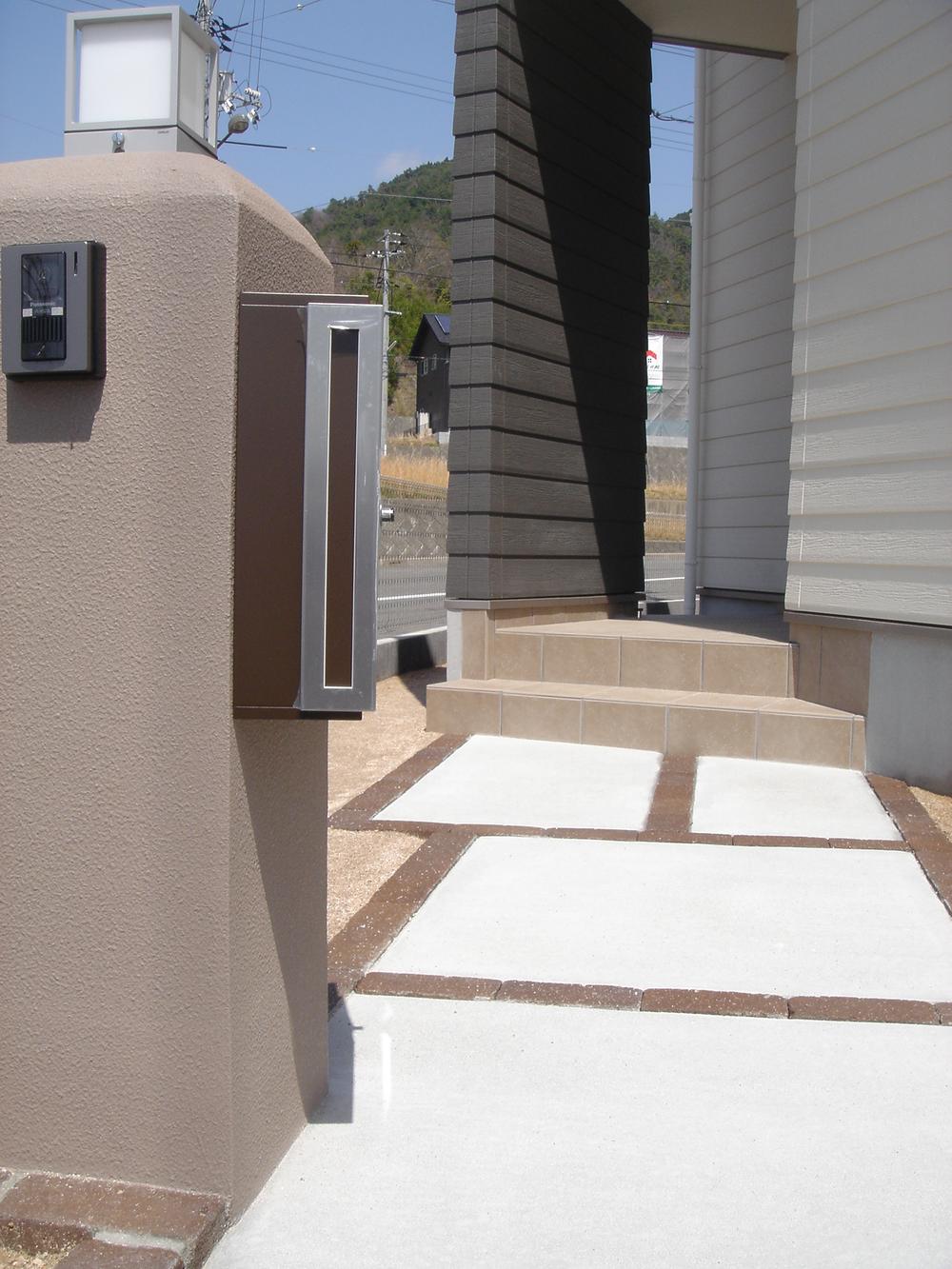 Other. Approach to the door. The gatepost is, Adopt a human sensor light. People will react if approached us in the light of the surrounding area. (22-3)