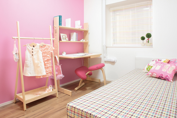 Bright Western-style provided with a bay window (3) are perfect for children's room