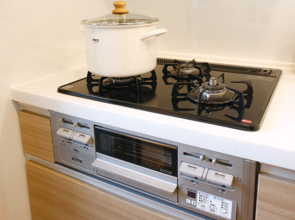 Kitchen.  [3 with a neck sensor gas stove] Easy to clean in a flat glass top stove. Temperature control function and timer, Equipped with the various functions such as anhydrous one side grill. More securely attached to prevent overheating sensor is a three-necked.