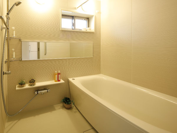 Bathing-wash room.  [Bathroom] Tub, Eliminating the corner of the tub edge, Rounded design has adopted a beautiful bow bathtub.