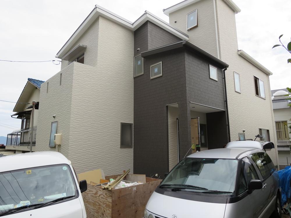 Local appearance photo. The house was completed, After only one dirt floor of outside 構工 events and parking. 