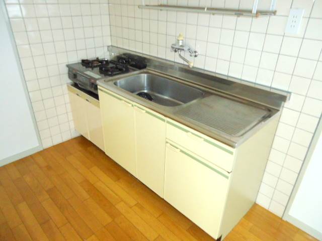 Kitchen. 2-neck is a gas stove can be installed