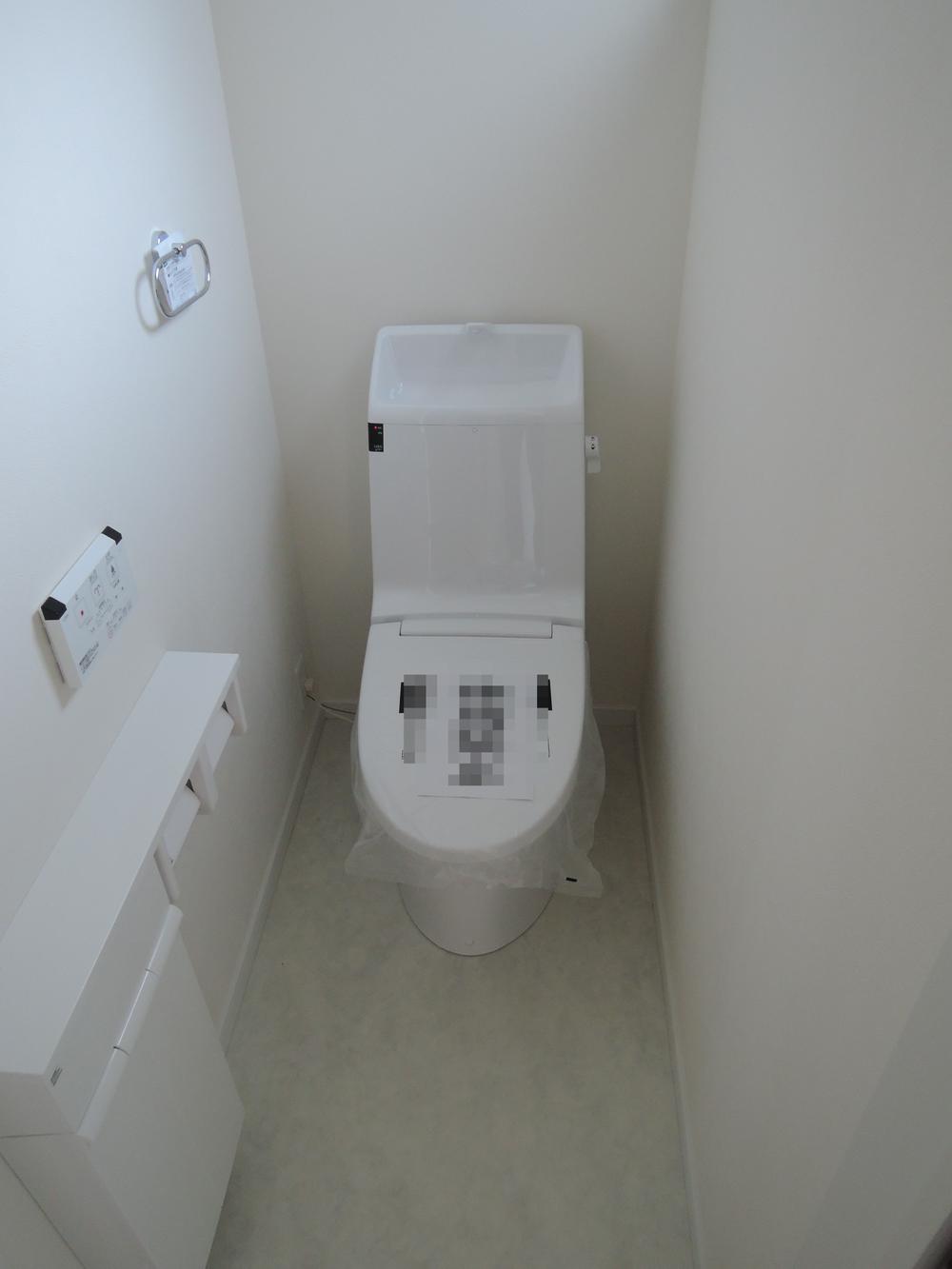 Toilet. Indoor (11 May 2013) Shooting