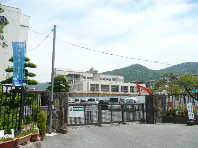 Primary school. 2343m to Hiroshima City Museum of yellow from Garcinia spicata Hook Elementary School