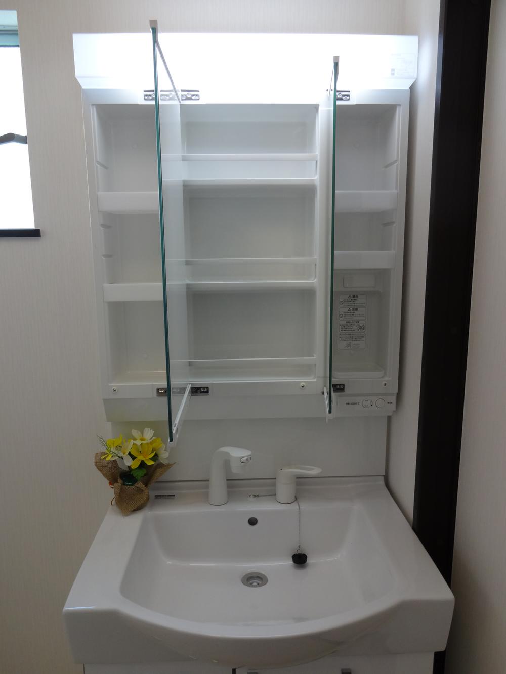 Wash basin, toilet. Preeminent wash basin of three-sided mirror is also storage capacity! 