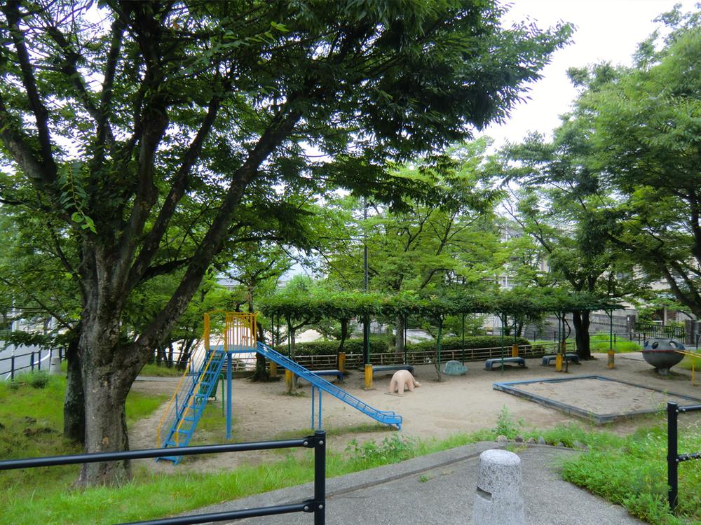park. 100m to Sakuragaoka park