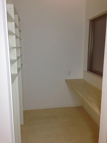 Receipt. Indoor (12 May 2013) Shooting Kitchen is next to the utility.  Storage shelves of the equipped also there is also a desk, It seems housework Hakadori. 