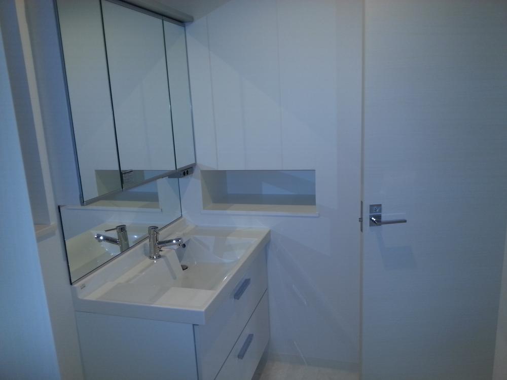 Wash basin, toilet. Indoor (March 2013) Shooting