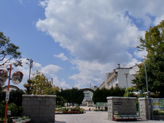 Junior high school. 900m up to municipal Futaba junior high school (junior high school)