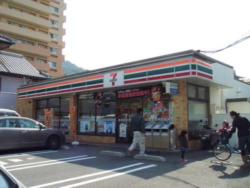Convenience store. Seven-Eleven Hiroshima Ushitahigashi store up (convenience store) 311m