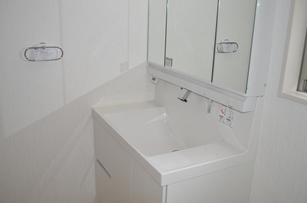 Wash basin, toilet. Indoor (11 May 2013) Shooting